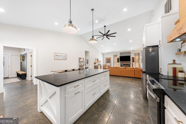 784 Center Of The World Road, Canon, GA 30520