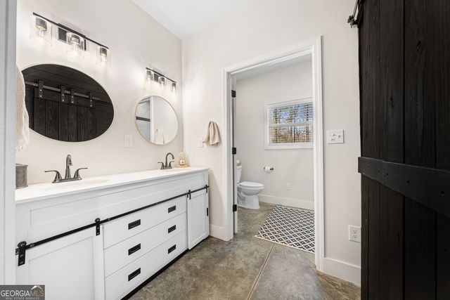 784 Center Of The World Road, Canon, GA 30520