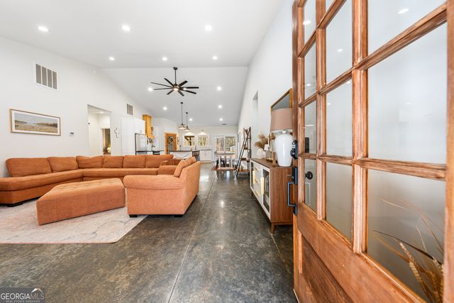 784 Center Of The World Road, Canon, GA 30520