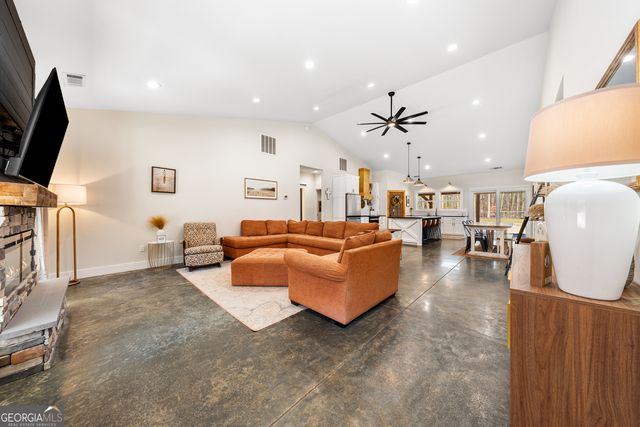 784 Center Of The World Road, Canon, GA 30520