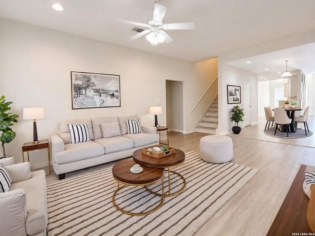132 LARK HILL RD, Floresville, TX 78114
