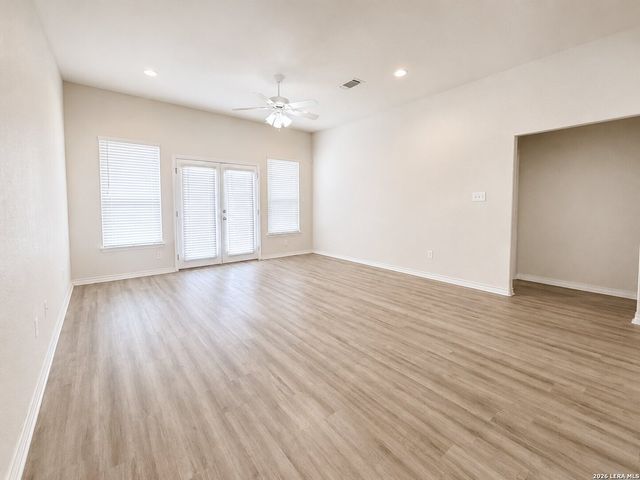 132 LARK HILL RD, Floresville, TX 78114