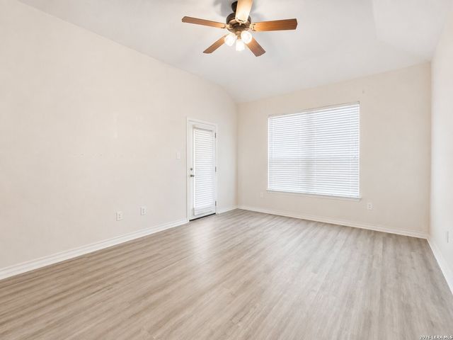 132 LARK HILL RD, Floresville, TX 78114