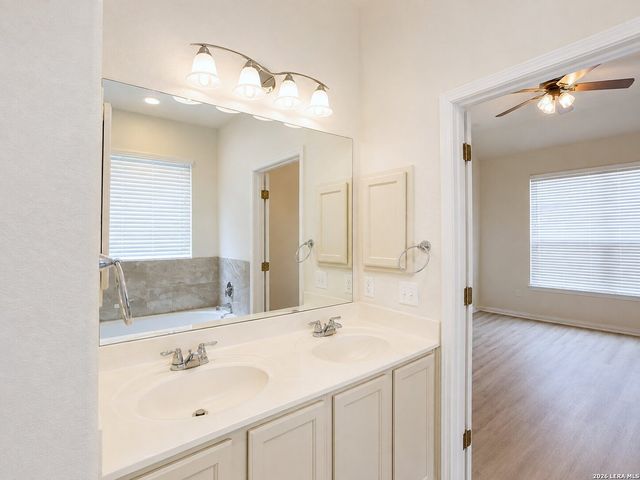 132 LARK HILL RD, Floresville, TX 78114