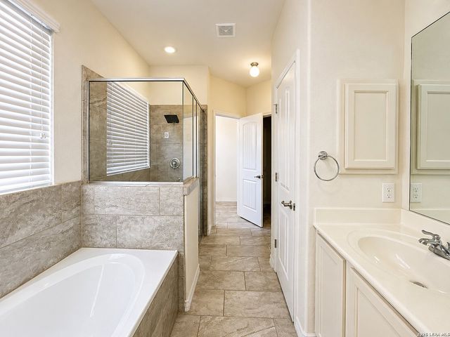 132 LARK HILL RD, Floresville, TX 78114