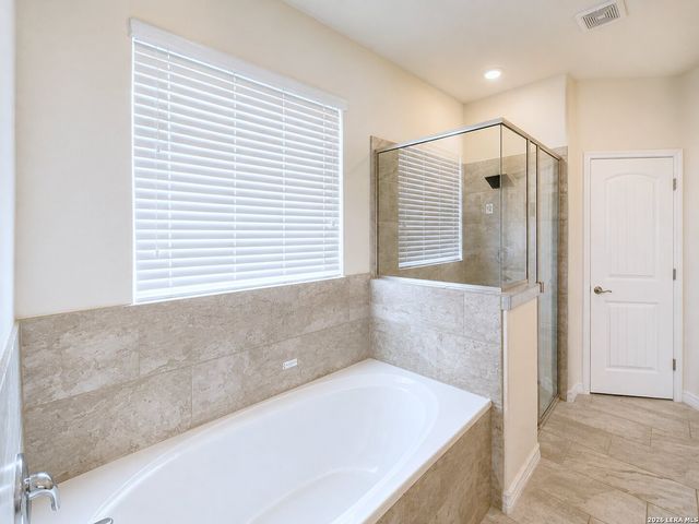 132 LARK HILL RD, Floresville, TX 78114