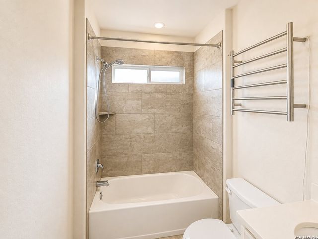 132 LARK HILL RD, Floresville, TX 78114