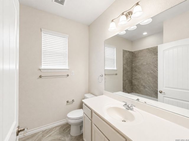 132 LARK HILL RD, Floresville, TX 78114