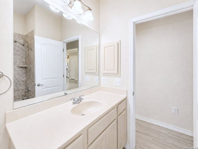 132 LARK HILL RD, Floresville, TX 78114