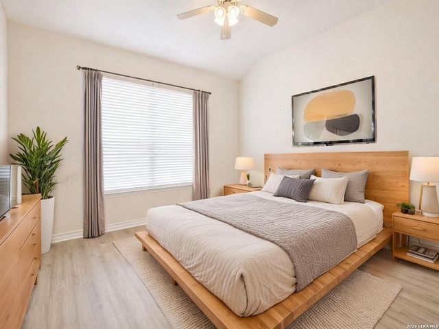 132 LARK HILL RD, Floresville, TX 78114
