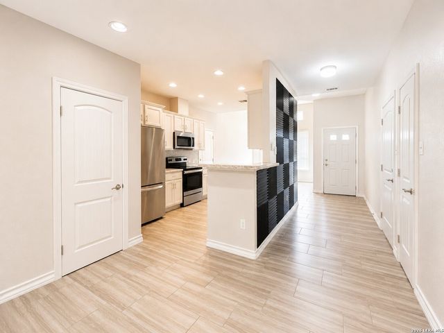 132 LARK HILL RD, Floresville, TX 78114