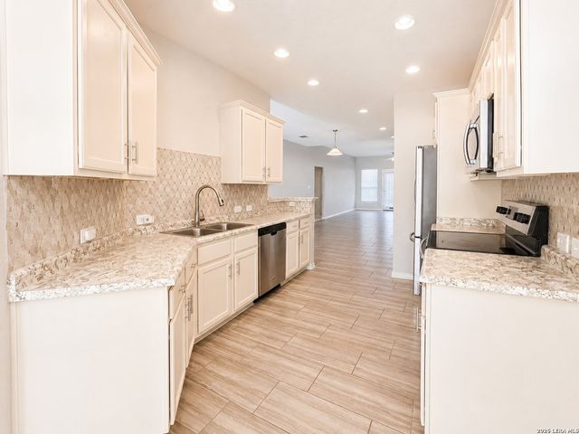 132 LARK HILL RD, Floresville, TX 78114