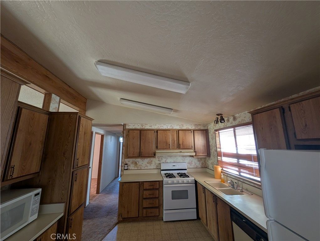 Image 15 of property listing at 19012 Panther Avenue, Adelanto, CA 92301