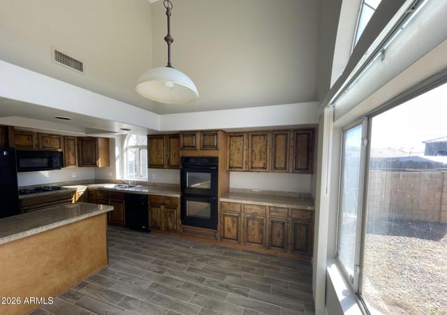 10925 W Kaler Drive, Glendale, AZ 85307