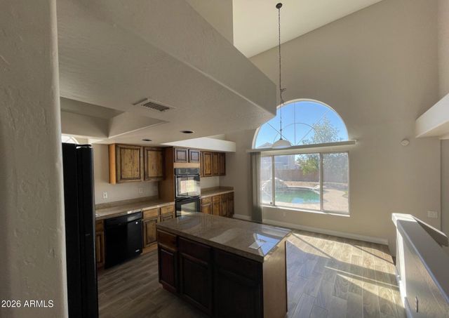 10925 W Kaler Drive, Glendale, AZ 85307