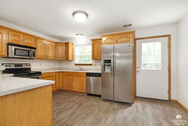 614 Highland Ridge Drive, Manhattan, KS 66503