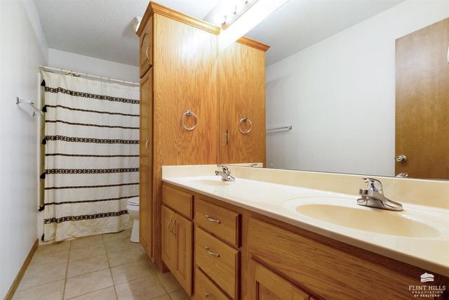 614 Highland Ridge Drive, Manhattan, KS 66503