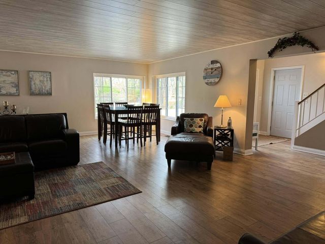 21 Bittersweet Lane, Ogden Dunes, IN 46368