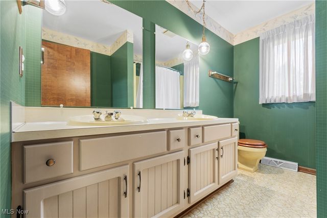 2317 Raintree Street NE, Canton, OH 44705