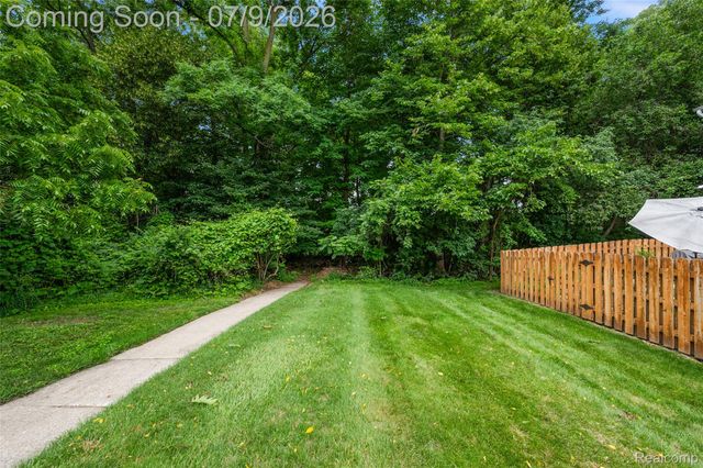 930 Little Hill Court, Rochester Hills, MI 48307