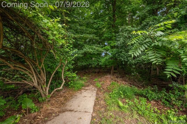 930 Little Hill Court, Rochester Hills, MI 48307