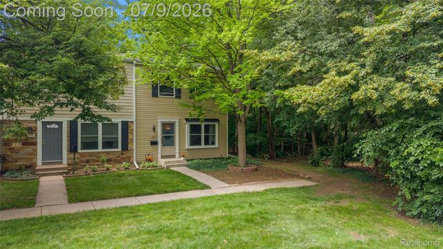 930 Little Hill Court, Rochester Hills, MI 48307