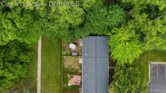 930 Little Hill Court, Rochester Hills, MI 48307
