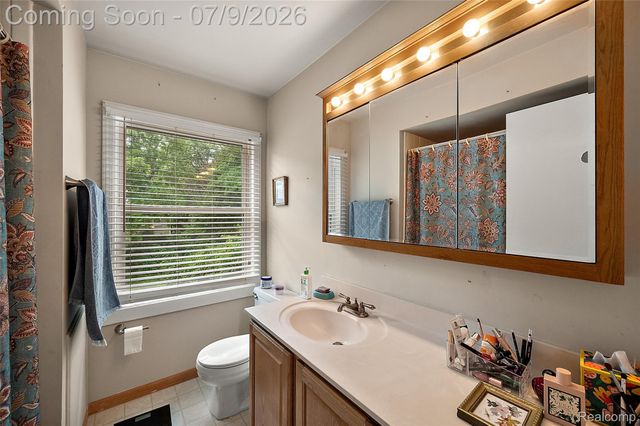 930 Little Hill Court, Rochester Hills, MI 48307