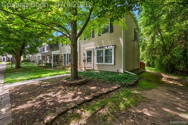 930 Little Hill Court, Rochester Hills, MI 48307