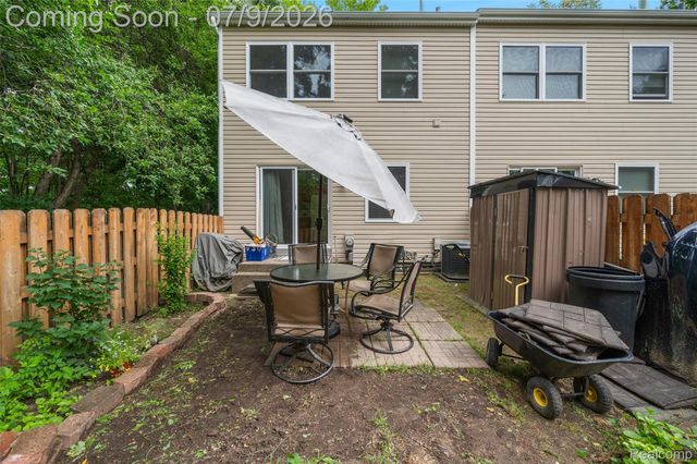 930 Little Hill Court, Rochester Hills, MI 48307