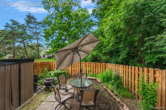 930 Little Hill Court, Rochester Hills, MI 48307
