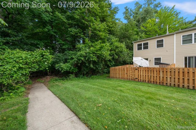 930 Little Hill Court, Rochester Hills, MI 48307