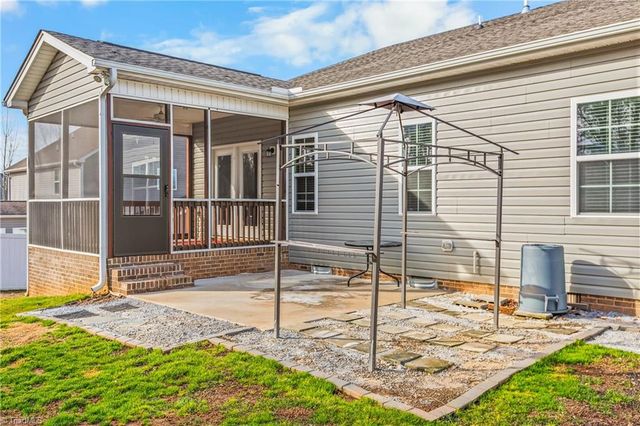 325 High Knoll Drive, Walkertown, NC 27051