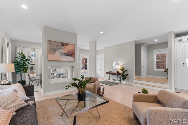 4731 Westminster Place, St Louis, MO 63108