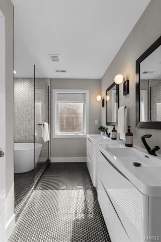 4731 Westminster Place, St Louis, MO 63108