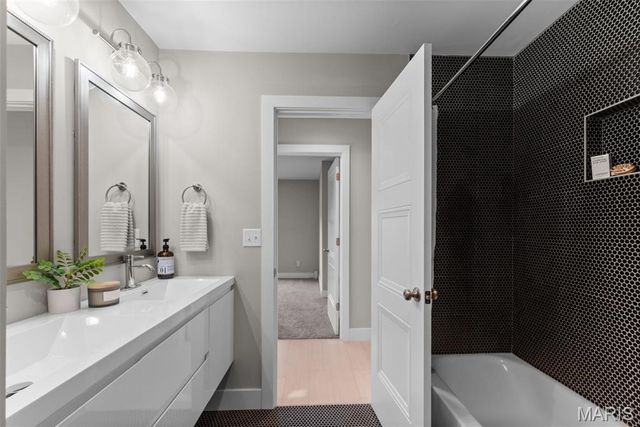 4731 Westminster Place, St Louis, MO 63108