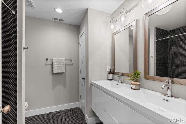 4731 Westminster Place, St Louis, MO 63108