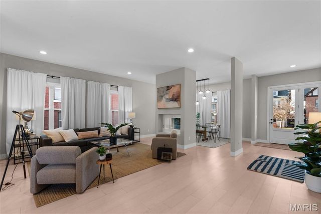 4731 Westminster Place, St Louis, MO 63108