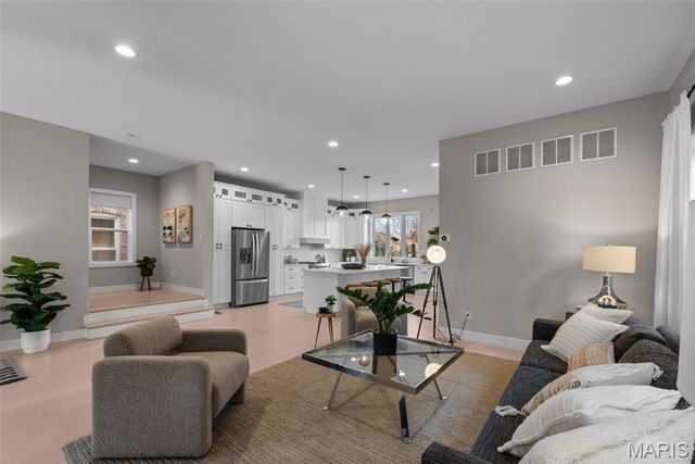 4731 Westminster Place, St Louis, MO 63108