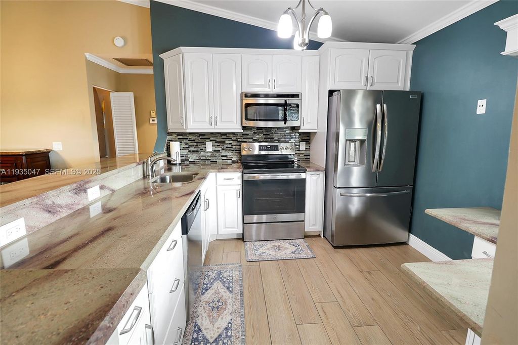 Image 5 of property listing at 5694 Northpointe Ln, Boynton Beach, FL 33437