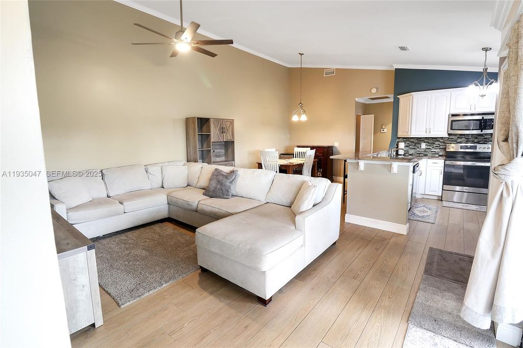 Image 8 of property listing at 5694 Northpointe Ln, Boynton Beach, FL 33437