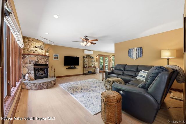 39 Loughran Lane, Highland, NY 12528