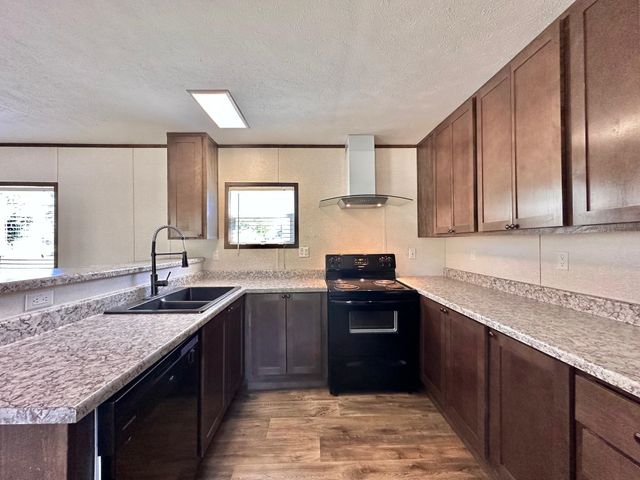 7958 An County Road 404, Palestine, TX 75803