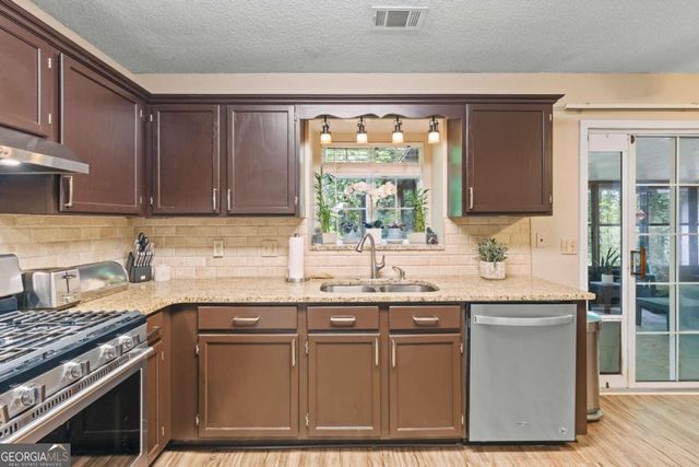 4002 Baywatch Cove NW, Acworth, GA 30101