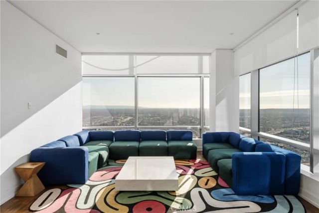 900 W Olympic Boulevard 46B, Los Angeles, CA 90015