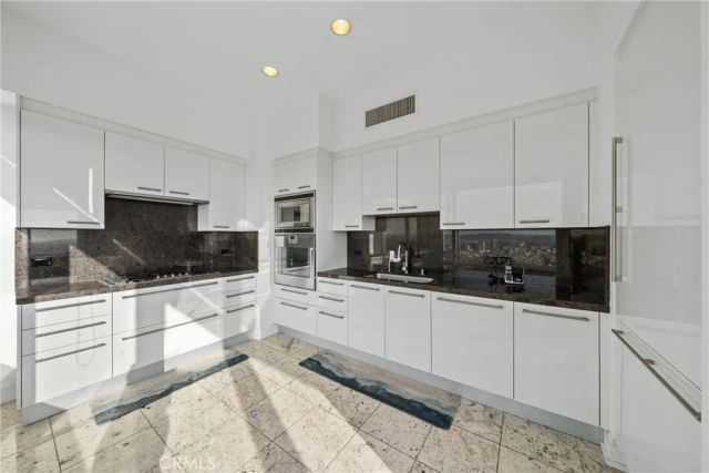 900 W Olympic Boulevard 46B, Los Angeles, CA 90015
