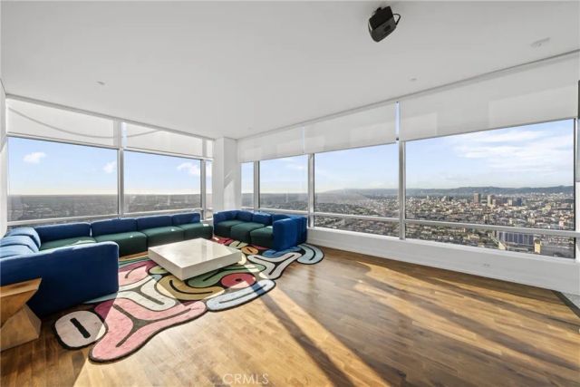 900 W Olympic Boulevard 46B, Los Angeles, CA 90015