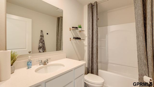 10611 Bearcreek Drive, Papillion, NE 68046