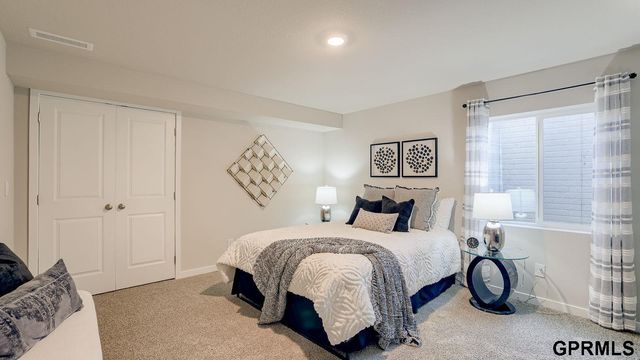 10611 Bearcreek Drive, Papillion, NE 68046