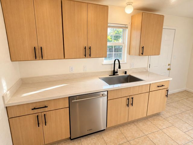 3690 Mcclellan Dr, North Highlands, CA 95660